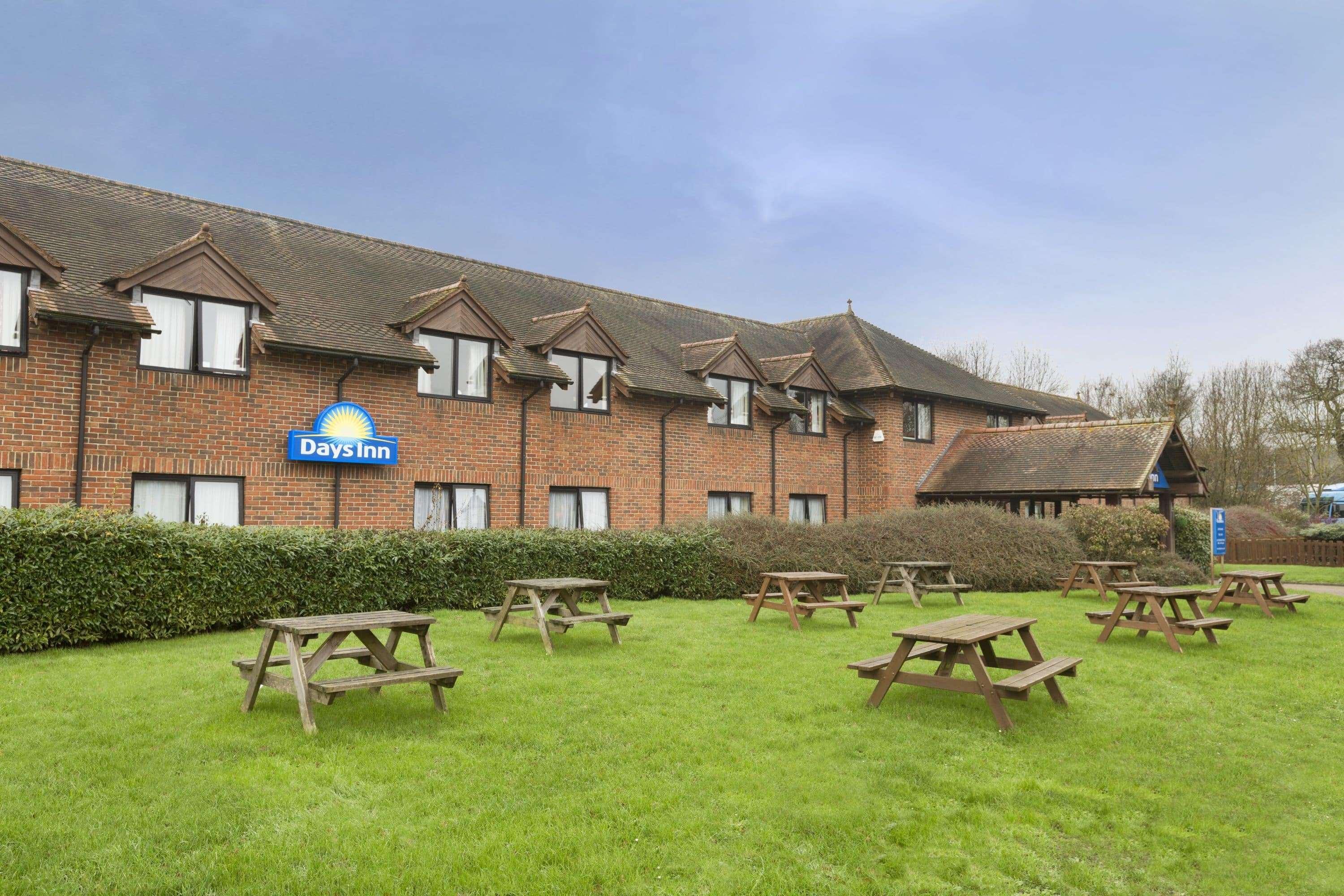 Days Inn By Wyndham Sevenoaks Clacket Lane Westerham Extérieur photo
