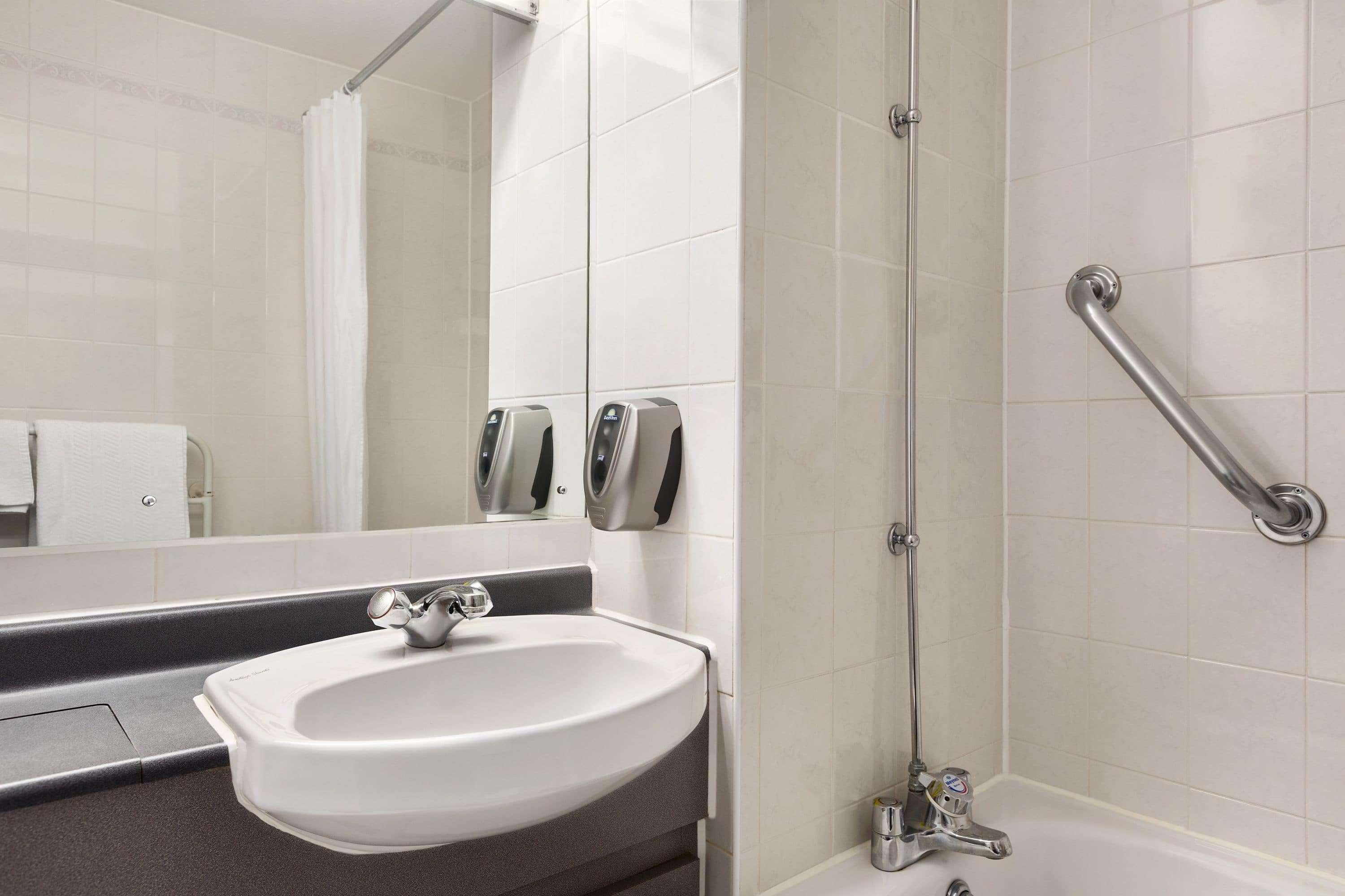 Days Inn By Wyndham Sevenoaks Clacket Lane Westerham Extérieur photo