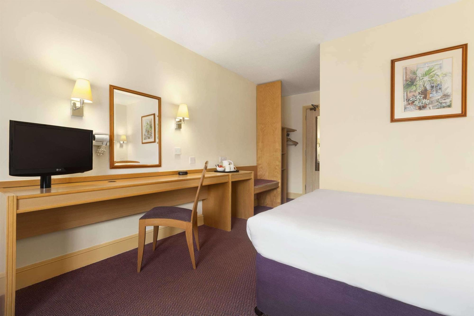 Days Inn By Wyndham Sevenoaks Clacket Lane Westerham Extérieur photo